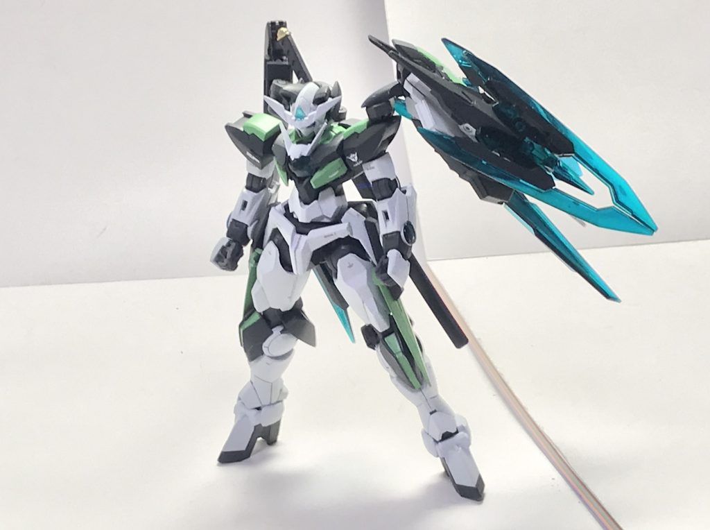 正面。ダブルオークアンタフルセイバーをモチーフに、踵部分のハイヒール化などの改修が行われ、背面の右部分にも装備が増設されているがその主たる内容は近接武器ではなく、リボーンズガンダムからコンバートされた遠距離射撃兵装であるGNフィンファングとなっている。