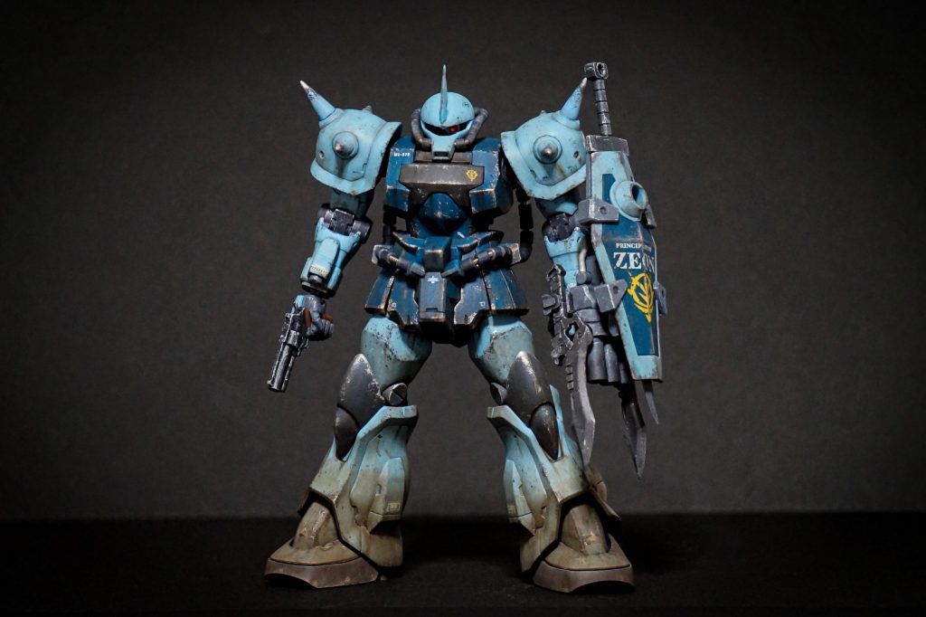 特徴的な肩のスパイクは、より戦闘向きなストレート形状に変更しました。肩アーマー内側のダボは削り取っています。ビルダーズパーツを使用しました。