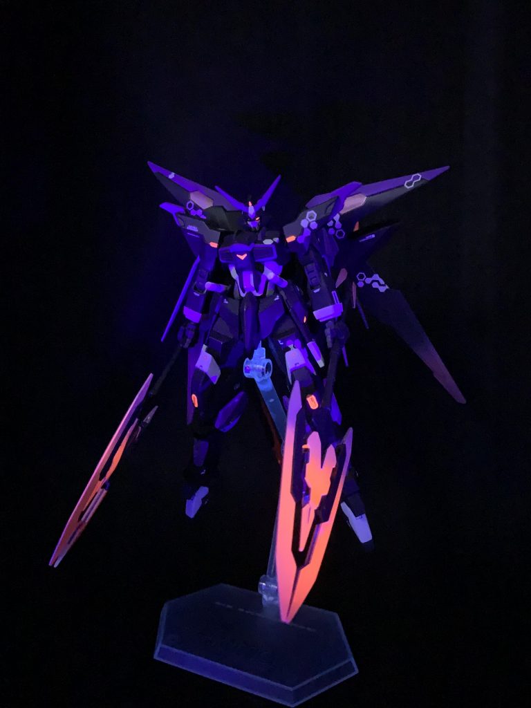 今回も各部に蛍光塗料を使用しました。ので、ブラックライトで光らせたモノ。