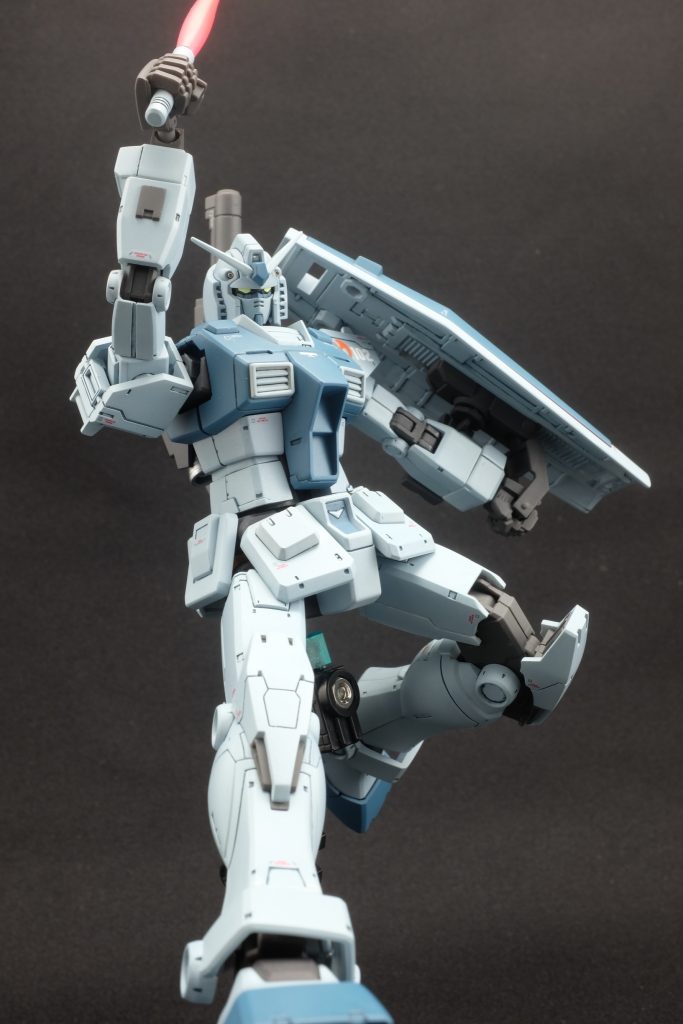 サーベルも角度つけた手首があるとポージングの幅が広がると思うです。グラデーション塗装したのに剣身の根っこしか撮れてなかった！