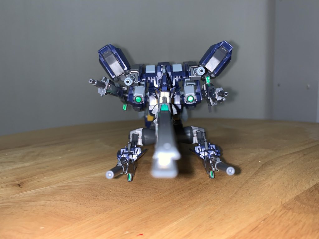 メインにもなっているMA形態を正面からです。緑がいい感じに効いていますね。ちょっと獣っぽく足がある感じです。