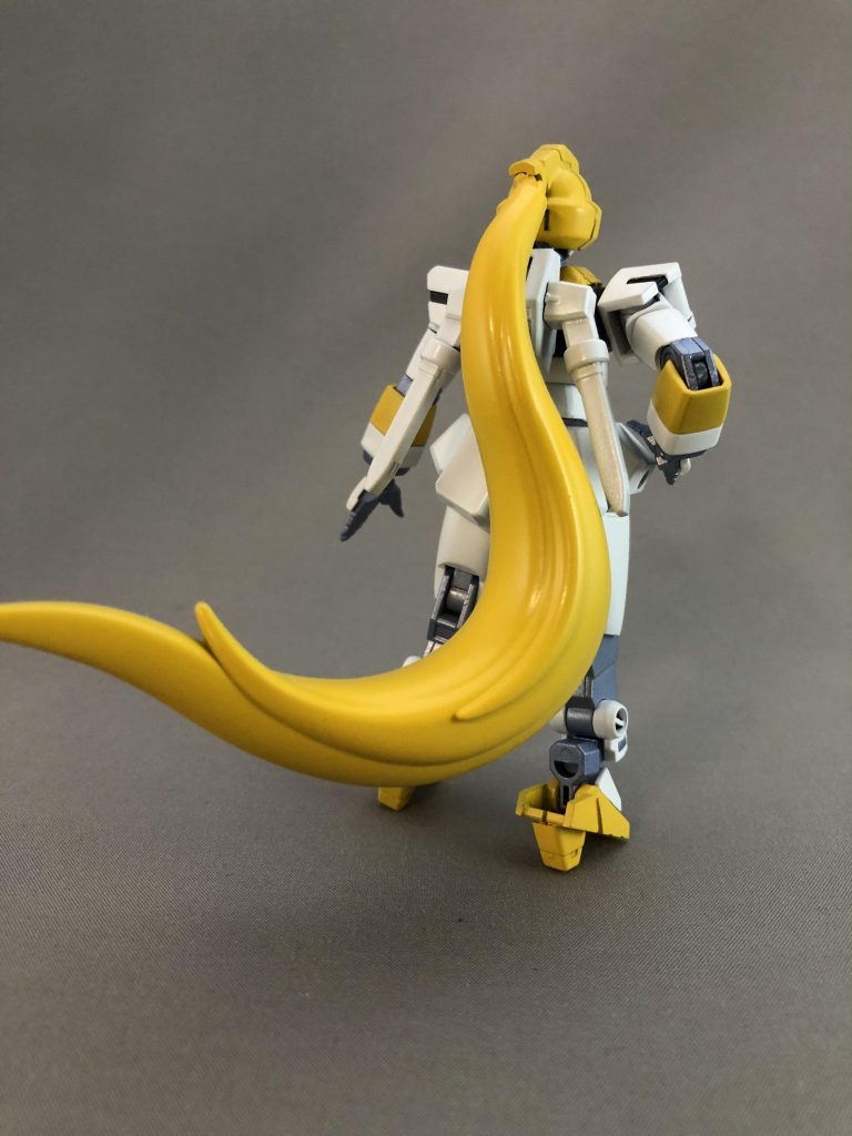 この機体のアピールポイントはなんといってもこのポニーテール。
ダンボール戦機のキットから拝借したパーツを後頭部にボールジョイント接続しています。
足も地味にハイヒールにしてあります。