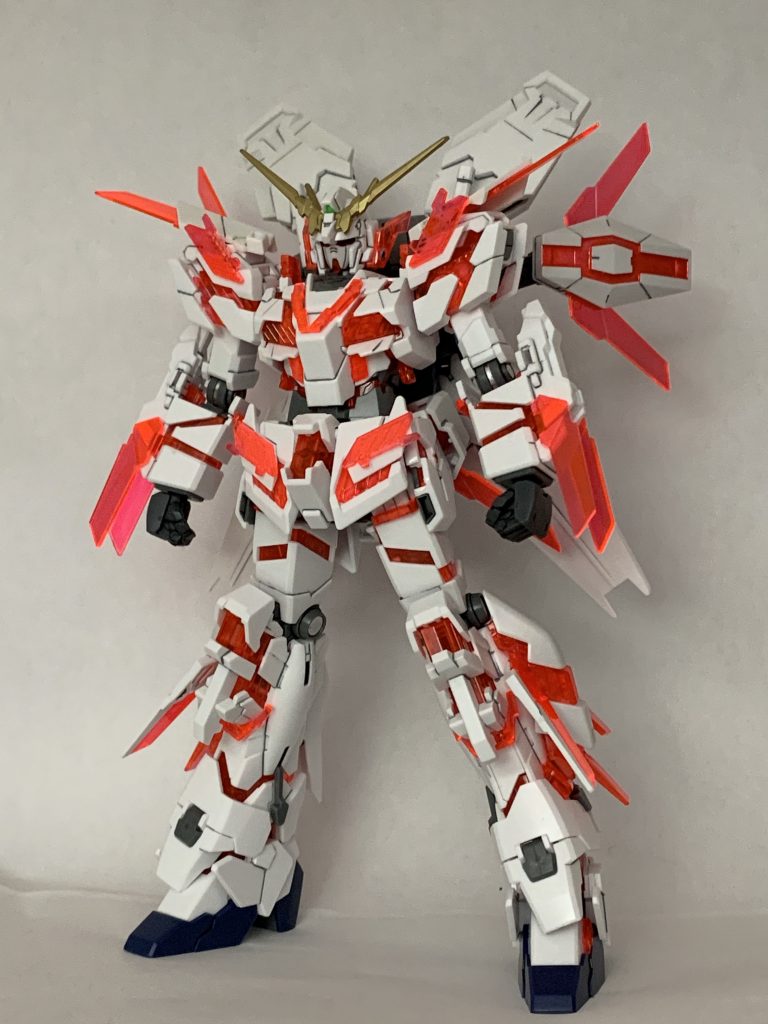 背面には中央のハル・ユニットを主軸に小型化されたサイコシャード発生装置で構成するバックパックを装備。