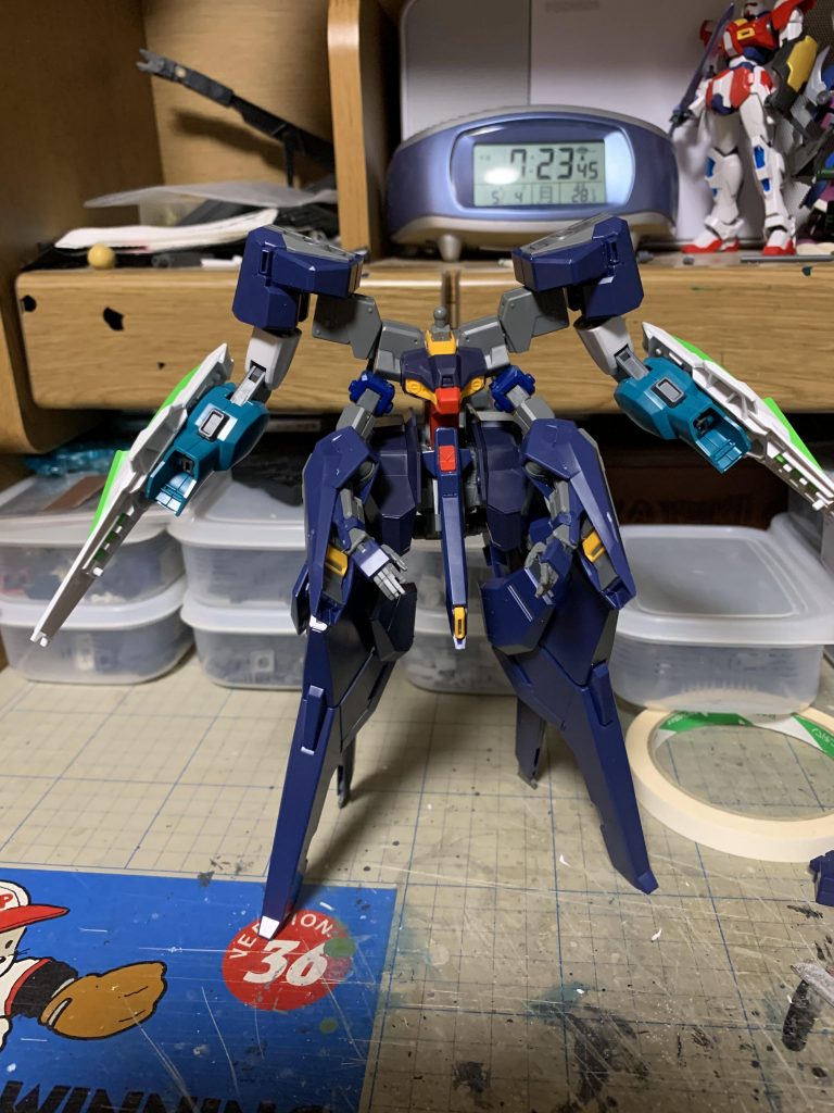 副腕をガンダムレオパルド・ダ・ヴィンチの足から持ってきました。3mm軸の接続穴がちょうど良かったので。