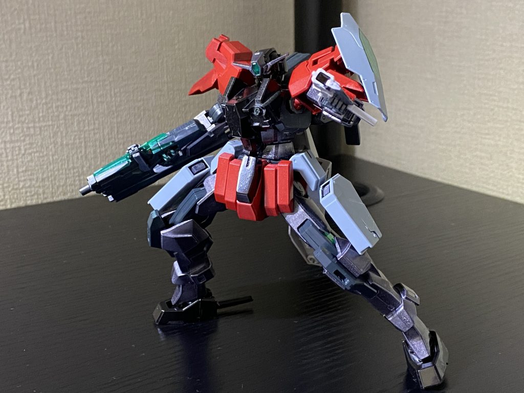 尚、武装もケルディムガンダムと同様、さらにはケルディムサーガの武器すら使えてしまう高性能なガンダムである。擬似太陽炉のためトランザムは不可。という設定です。