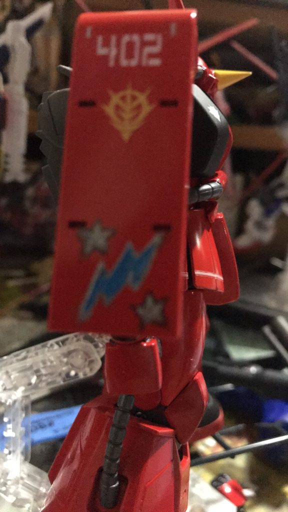 シールド下部のマークがデカールにないので、塗装により再現。不格好ながらうまくいったと思います。