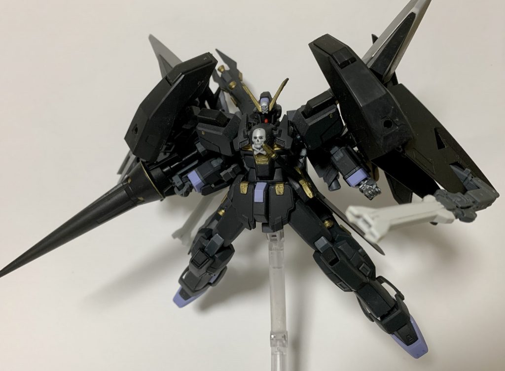 お気に入りショットその2サイドパーツにはサブアームを内蔵しています。これにより背面に懸架した追加武装の運用などが可能です。