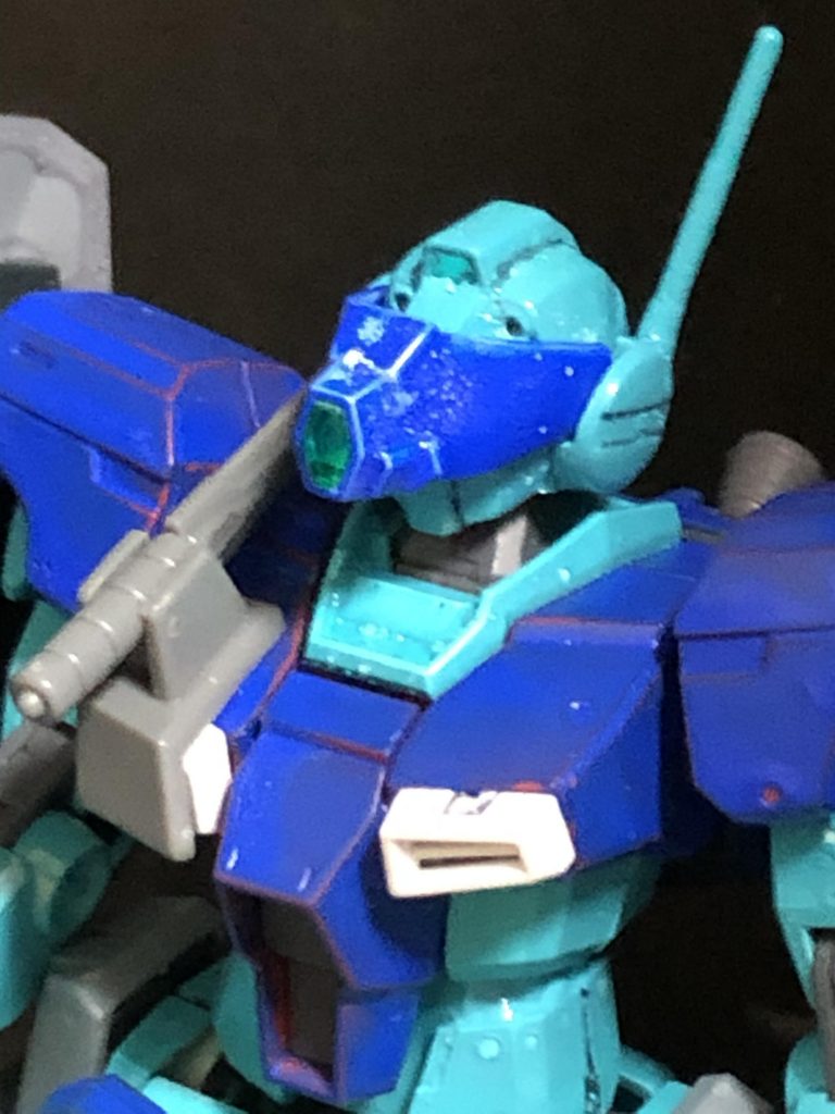 頭部はGM/GMのノーマル頭部にスナイパーⅡのバイザー、ケルディムサーガのカメラを追加。バイザーは接着せずに可動させられるようにしています。肩にはK9からヒートナイフをマウント基部ごと接着。