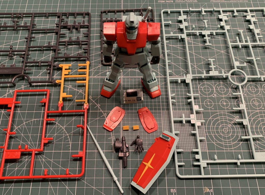 素組みのジムとランナーです。小学生の頃にウイングG等を作ったっきりでしたが、1/144キットってこんなにパーツあったっけ?と思うほど細かくパーツが色分けされている事に驚きました。素組みでも充分な出来を持つ良いキットです。+