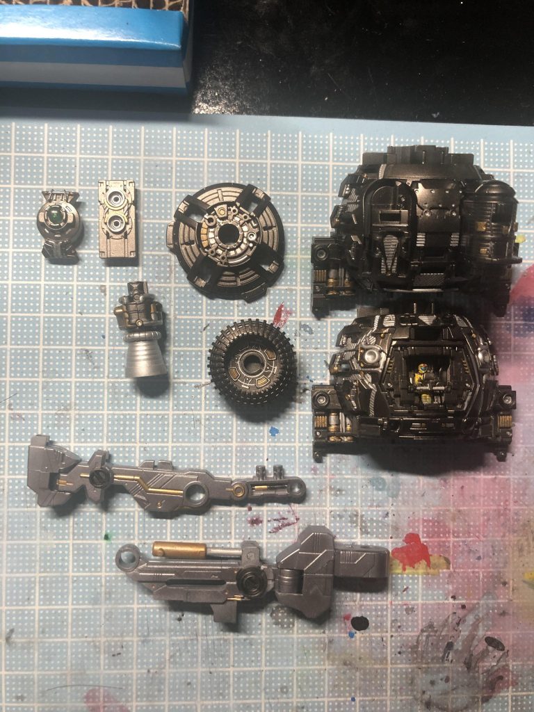 内部フレームはガイアノーツのガンメタ、露出する脚部と主砲は同じフレームメタリックT2で塗装脚部フレームの色はもうちょっとグレーよりのメタリックかと思ったらもろにシルバーだったので、シリンダーなどをゴールドとシルバーで塗り分ける予定だったのを、ガンメタとゴールドに急遽変更
    +