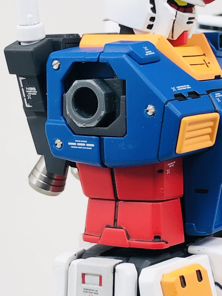 胴体にマイナスモールドのメタルパーツを埋め込んでいます