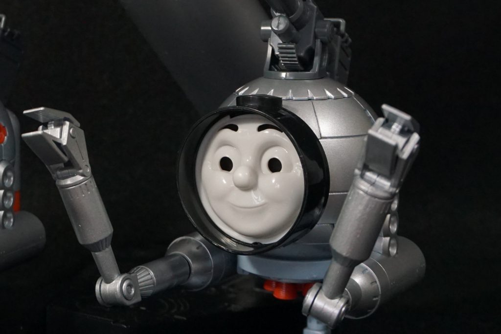 トーマスの青色に塗って、モビルポッドトーマス！みたいにしてもよかったかもしれません。