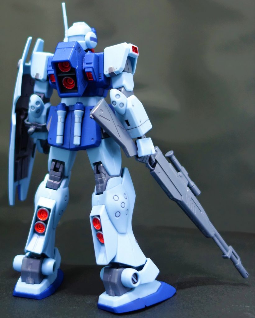 リモネンセメントで合わせ目けしをしました。この写真のモモの横、ふくらはぎ上部、かかとの灰色パーツの部分です。
写真の方がセメント跡が見えにくいですね
ちなみにビームサーベルの持ち手はエナメルスミ入れで割れましたw