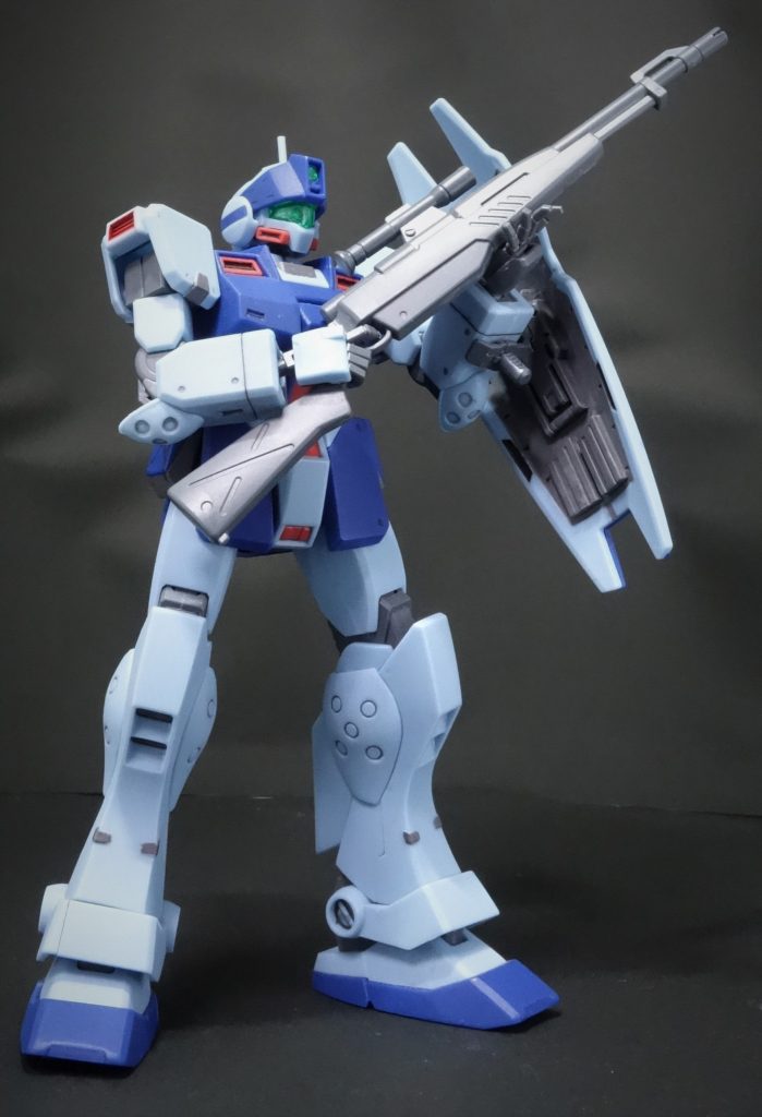 赤の部分塗装はガンダムマーカーを使っています。
当時は赤が発色しないことは知っていましたがガンダムマーカーが重ね塗りで溶けることは知らなかったので、ガンダムマーカーの白の上に赤を塗っていました