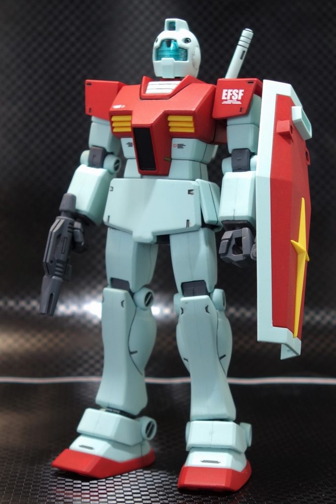 正面から。独特の薄い青が作れないと思ったので、瞬着による合わせ目けしと赤部分の塗装のみを行っています。