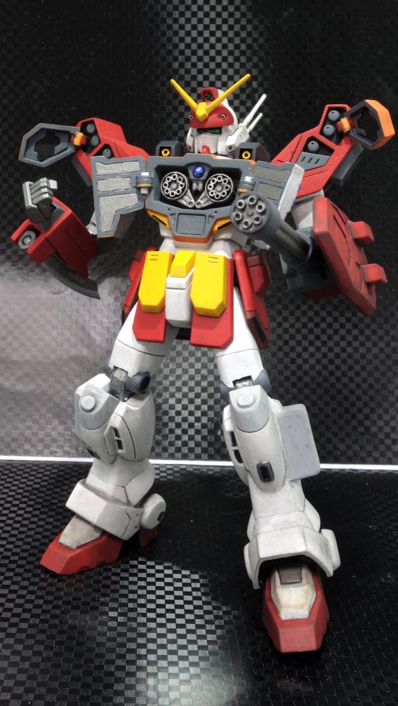 脚分のミサイルポッドは開きませんが、スジボリと薄いグレーでの色分けをすることで開きそうに見えるように工夫しました。ロボット魂のヘビーアームズ改を参考にしました。