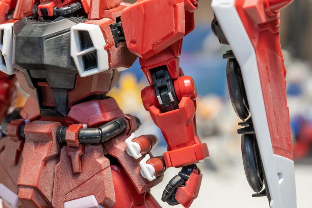 肘関節にも少しディテールを追加しました。ここは塗分けずに周りに馴染ませます。