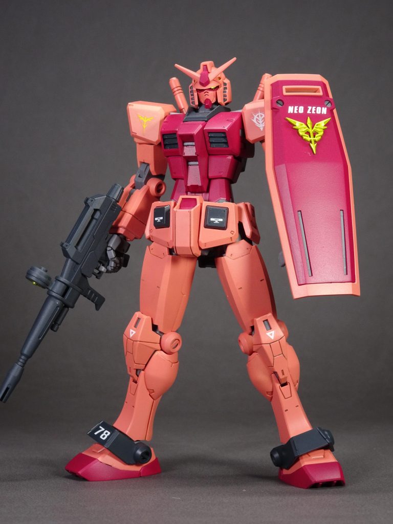 ＜キャスバル機＞シールドとふんどしの連邦マークを埋めてます。シールドには、ビルダーズパーツのエンブレムパーツからネオジオンマークを転用しました。デカールはアムロ機同様、数字・紋章・図形で揃え、左右の肩の紋章は他のキャスバルガンダムの配置と合わせました。カラーレシピは最下段をご参照ください。
    +