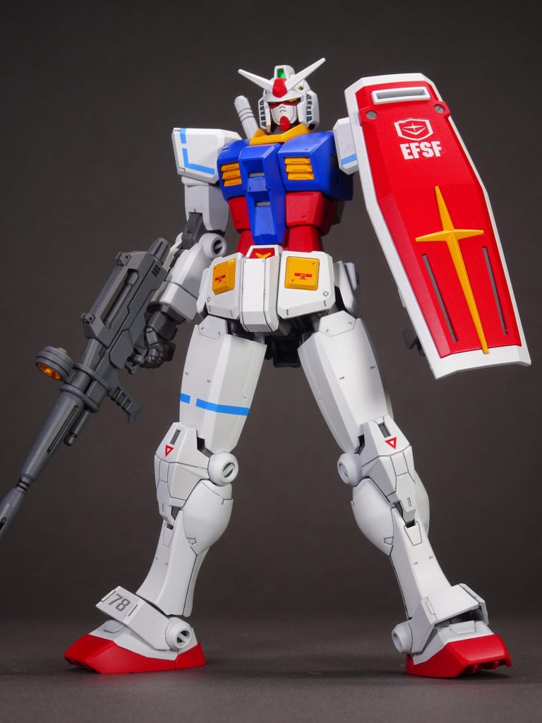 ＜アムロ機＞絶版となった旧HGガンダムのインスパイア系デザインで仕上げました。いつもはコーションデカールをいくつも貼りますが、今回はアクションフィギュア的要素も強い商品特性（個人的見解）やギレンの野望のオリジナルムービーをイメージした経緯から、マーキングは数字・紋章・図形などシンプルにしました。肩と右太もものブルーのラインは塗装です。カラーレシピは最下段をご参照ください。
    +