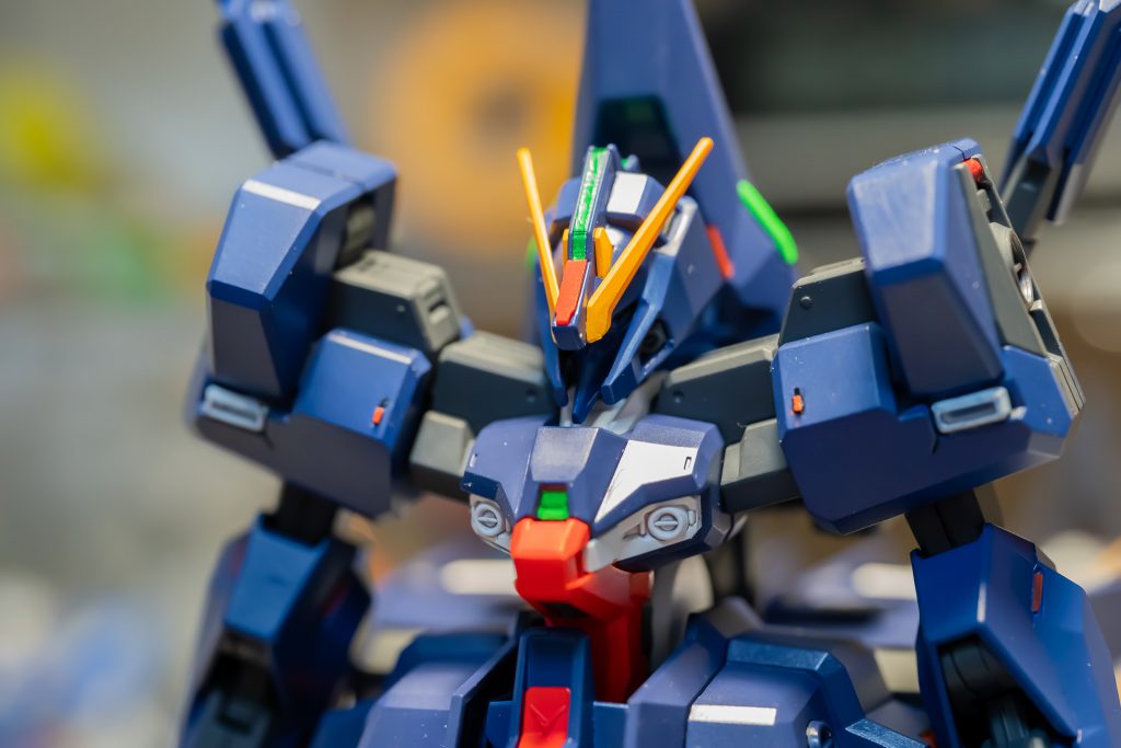 レッドチップと各部センサーの蛍光グリーンはアクリルガッシュで塗分けました。絵具なのでリカバリーも簡単で隠蔽力も高く、仕上げの塗分けには最適です。