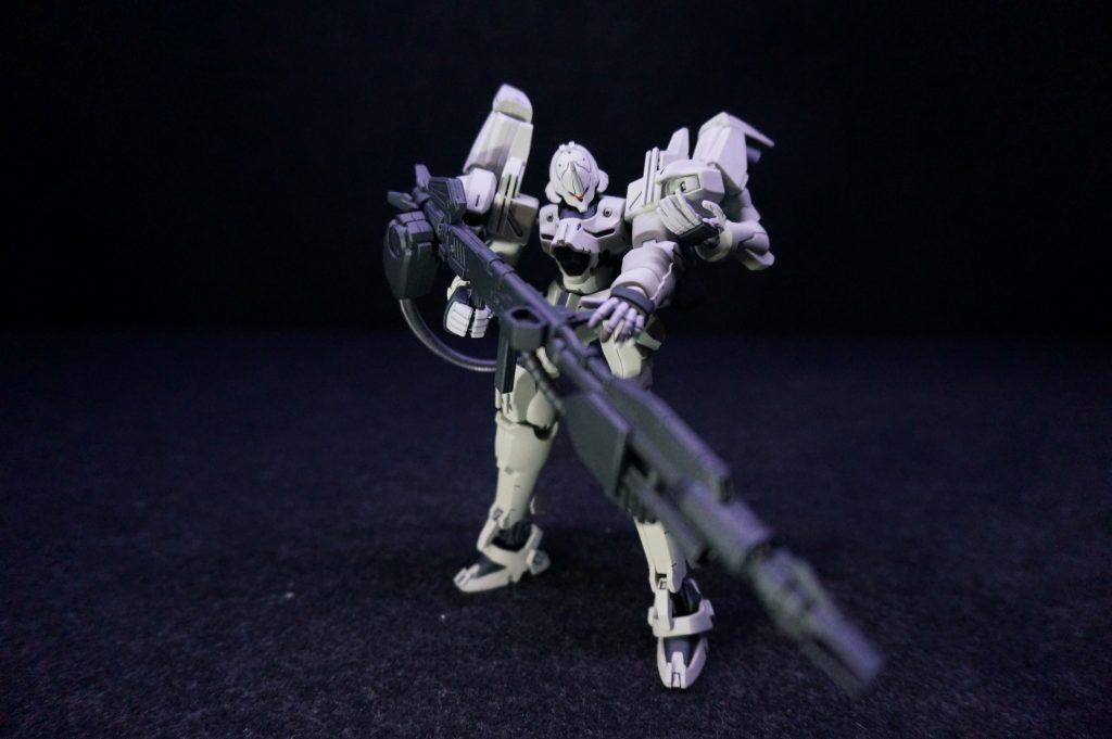 IRON ROSE (アイアンローズ) は搭乗者の二つ名ではなく狙撃用リニアレールライフルの別称。バレットの核にはヘマタイトとタングステンの合金を使用。機体のエネルギー約25％を使用し、高圧縮、プラズマ化、初速マッハ６で射出、大気中で射程400kmを実装する。着弾後の爆心地ではヘマタイトが再結晶化され、薔薇のように見えることから、この名を冠している。