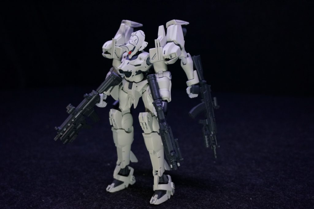 ライフルは長尺の為、サブアームにて動力ケーブルの接続や取り回しを行う。勿論、その他の武器を扱うことも可能。