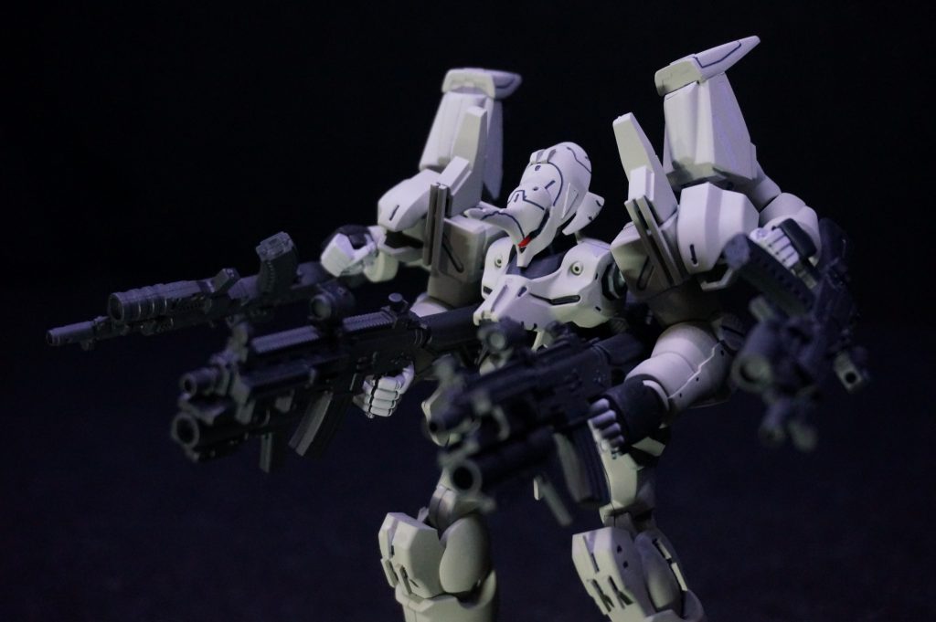 「歌詞より」絡み付く硝煙は安らぎと死の薫り震える指に引鉄(ひきがね)を添わせ咲かせて IRON ROSE