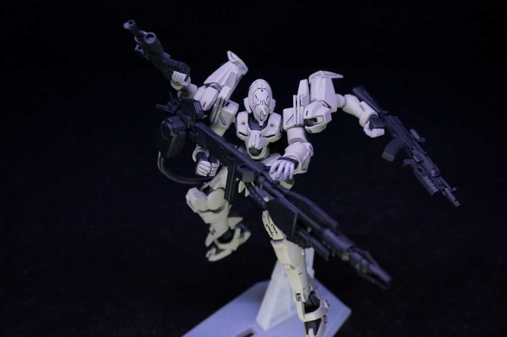 格闘武器は一切装備していない。ビームサーベルの1本でもと、積載を勧めてみたのだが「それに使うエネルギーと積載量、　弾丸に回した方が　撃破数が多い・・・。」と、断られてしまった。