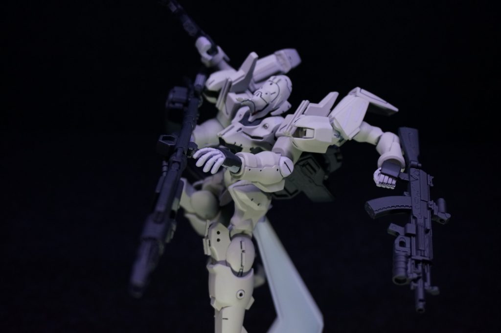 「エンゲージ・・・　ロックオン・・・　デストロイ・・・。」「こんなに指が震えるのに、　トリガーが掌に引き寄せられる。　これは私の意思。　堕天使の名を持つ機体を　棺に選んだ時に誓った。　恐怖が体を流れる。　不在の神になんて祈らない・・・！」