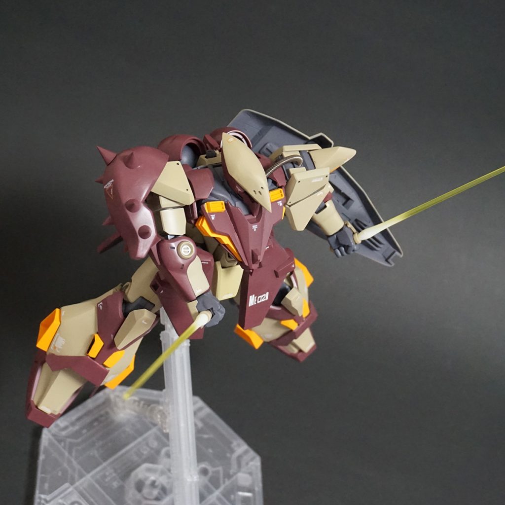 ビームサーベルを構えて