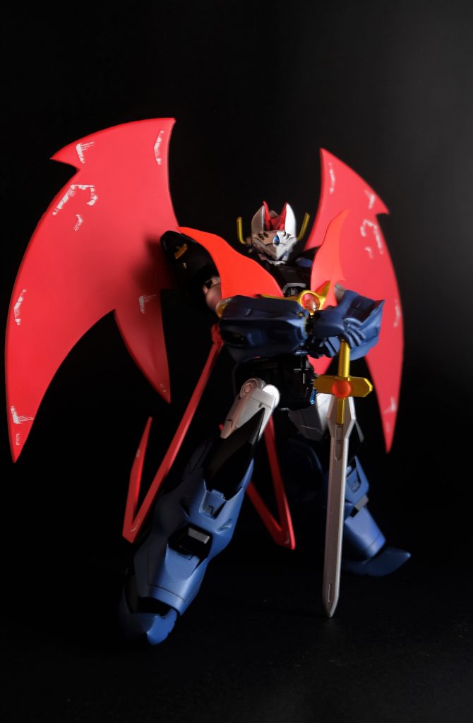 というわけで、今回はマジンカイザーをガンダムアレンジ。
基本的にはほぼキマリスベースで、腰部のみダンタリオンを使用。
各部はパテで造形してカイザーらしく弄ってみました。
塗装に関しては、スパロボオリジナル版を意識して、手足を青くしています。