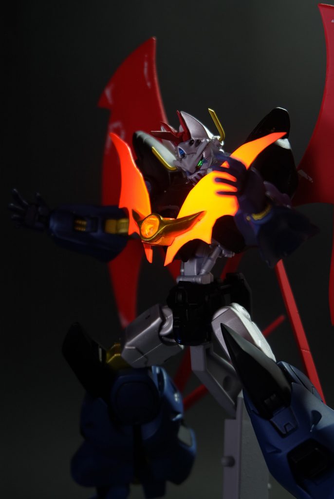 ファイヤーブラスター!
武装解説。
厄災戦において広く普及するなのラミネートアーマーによってビーム兵器は無用の長物と化しているが、この機体に採用されているファイヤーブラスターは高出力のビームを長時間照射することでナノラミネートアーマーを突破することが可能。
ツインリアクターの出力をもってしても連射を行うことは難しいが、直撃すればMAであろうと破壊することが可能な一撃必殺の武器である。