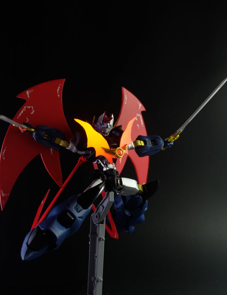 発光Ver
瞳と放熱板に蛍光塗料を使用し、光る。