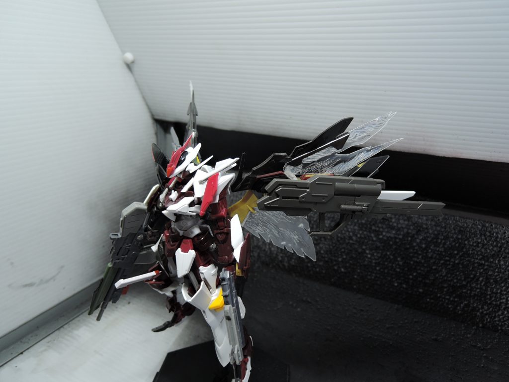 光の翼パーツは透明プラ板から製作しています