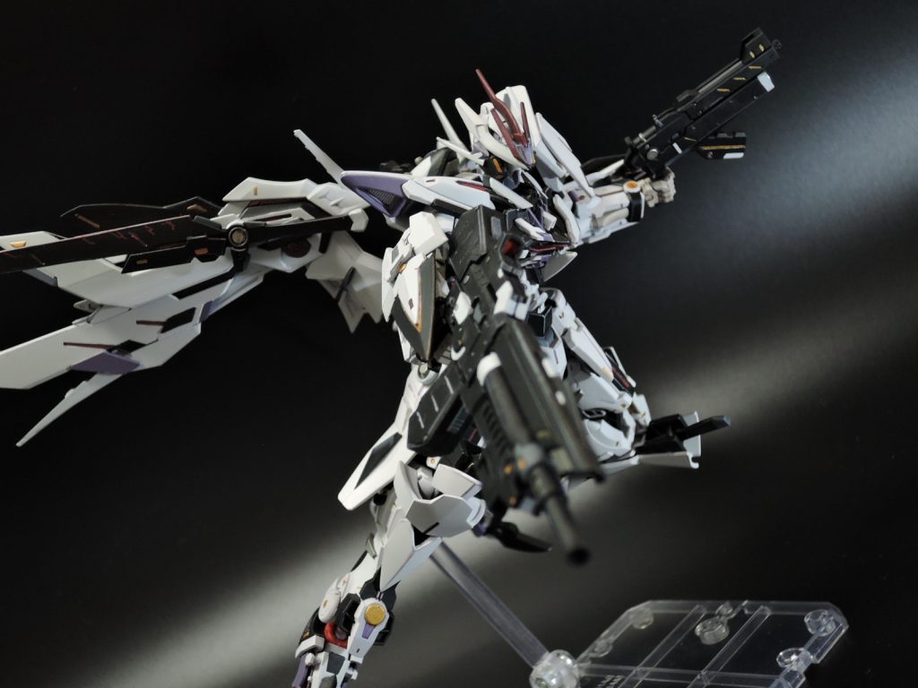 マルチツインライフル
高出力のメガビームライフルと実弾ライフルさらに銃身下部に大型ビームサーベルを持つ複合射撃武装。
実体・ビーム各射撃と近接をこの武装一丁で可能としている。
それぞれの弾薬はカートリッジ形式で本体に掛かる負担を極力小さくしている。
ライフル自体は右腰アーマーに懸架可能。
ハンドキャノン
大口径の実弾を打ち出す射撃武装。
ライフルに比べて射程は短いものの、有効距離では高いストッピングパワーと破壊力を持つ。
左腰アーマーに懸架可能。