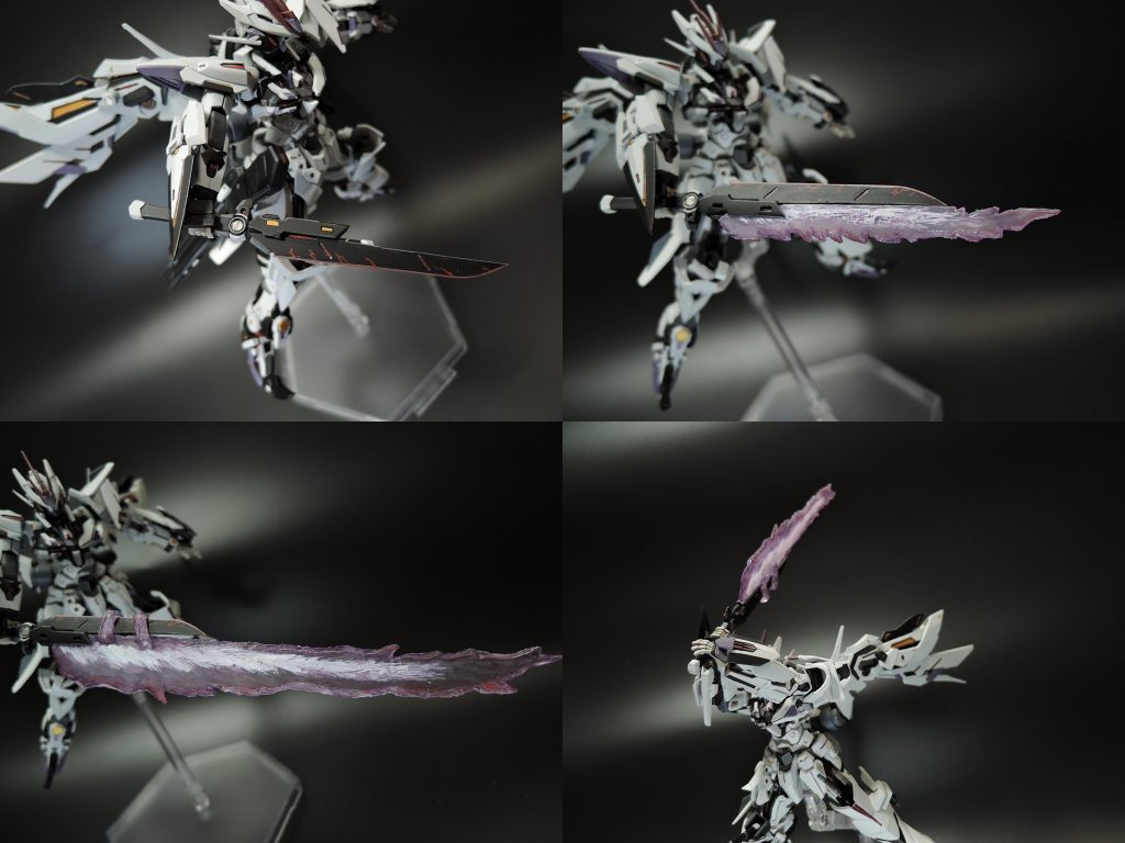 ツインバスタードソード
右ウイング部に懸架される近接武装。
実体剣であるショートソード形態と峰部からビームを発信させたビームソード形態、さらに最大出力形態の斬艦刀モードに変化する。
本体からエネルギーを供給されている為、紫色のビーム光をしている。