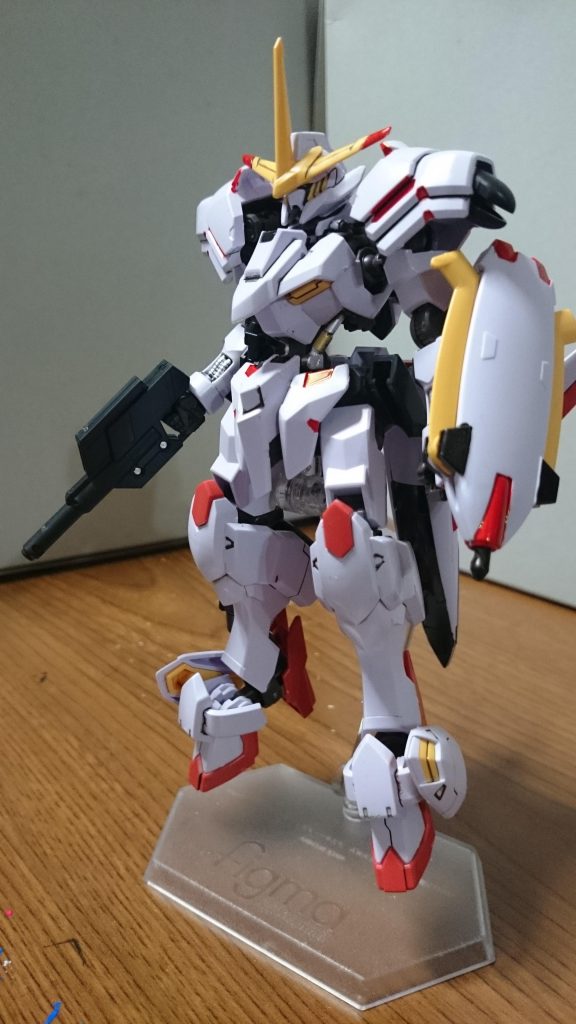 ・正面シールで補う箇所は細々としたレッド&グレー&イエロー、腰部スラスターのホワイト、ライフルセンサーのグリーンくらいっスフレームのランナーはガンダムフレーム4を使用っス