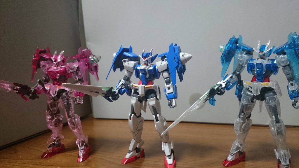 ・3キット比較同じガンプラなのに見事に印象が違うっスね。ちなみに前腕の四角いコネクタ部分はピンバイス等で開口してるっス。ダブルオーダイバーはGNソードIIの保持がライフルモードで固定なので、コネクタを開口してそこにパーツを引っ掛ける方が持たせやすいっス