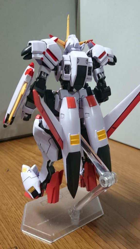 ・背面腰部スラスターのホワイトはシールをつかってるっス