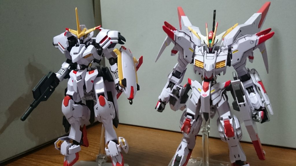 ・ガンダムマルコシアスと比較 正面ピンクめいたホワイトは変わらずっスね。本体や武器を含めて全体的にシンプルな構成になってるっス