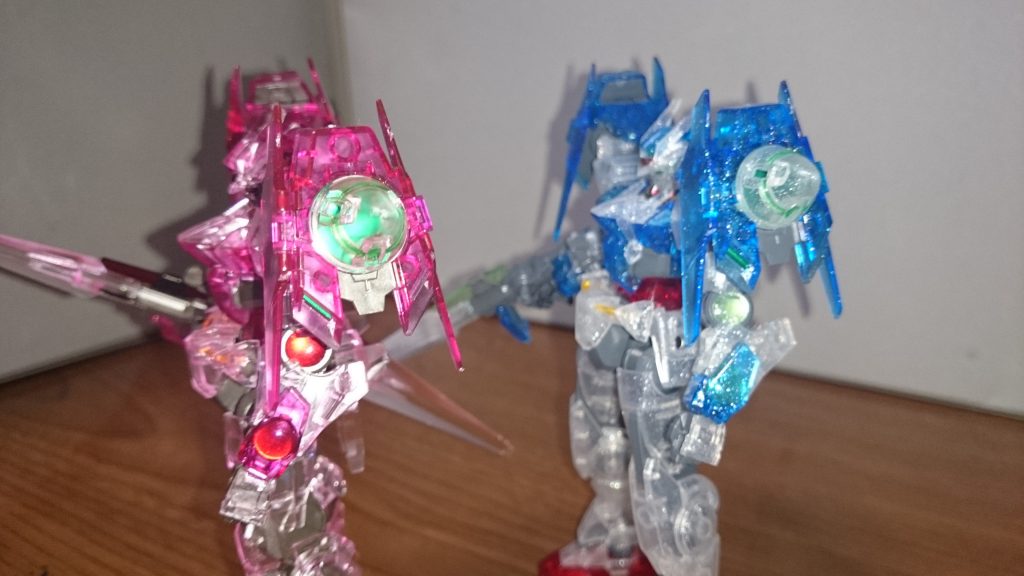 ・クリアキットの太陽炉環のようになってる箇所と、下部の開口されてない粒子放出口をマッキーの緑で塗装してるっス。またパーツが透けることを利用して、コーンパーツを取り付ける箇所の底面部分をGN粒子をイメージして、メタグリーンで塗装してるっス。あとはトランザムクリアのダイバーエースユニット、もしくはダブルオーダイバーエースが発売されれば、第1次有志連合戦の光の翼っぽいのを再現出来るんスけどねぇ…あと通常キットとDIDCで見えにくくなってた前腕のコンデンサがトランザムクリアだと綺麗に見えるのでたまらないっス！以下アクションっス～