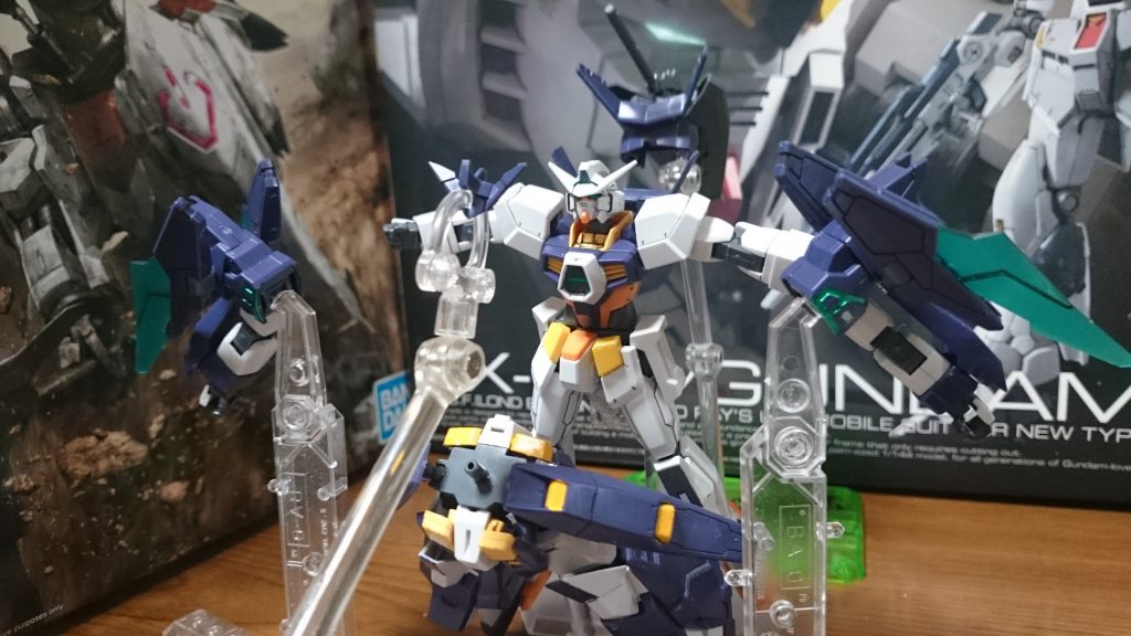 TRYAGEマグナムから換装!
見えにくいっスけど、TRYAGEマグナムの手足はトライエイジガンダムと同様の配色にしてるっス。肩のAマークをメタグリーンで、膝のパーツをティターンズブルーとメカグレーを合わせた色で塗装してるっス