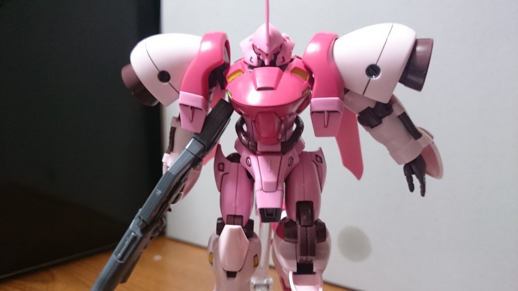 「ガーベラ・テトラか…荒削りだが手間暇かけてつくってある」
「アリガト、フェリーニさん」
「きっ、キララちゃん!?」
「このガンプラ、ちゃんと自分でつくったのよ」
「だ~か~ら~、お手柔らかにねっ☆」
「ハ…ハイ……」