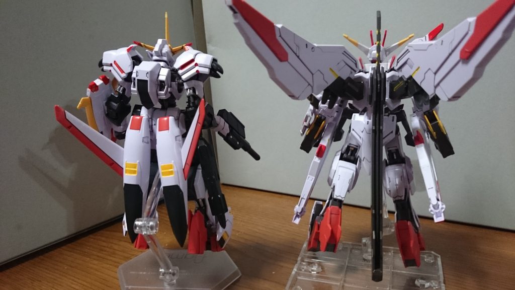 ・ガンダムマルコシアスと比較 背面バックパックはとびきりシンプルっスね。この代わり腰のスラスターが特徴的っス!