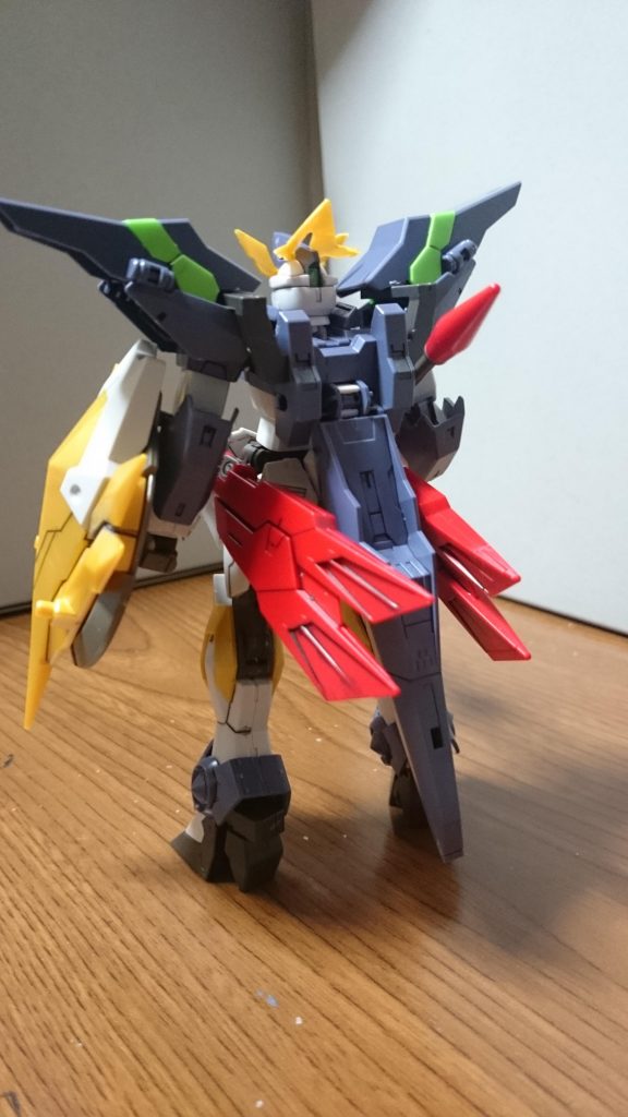 ・背面変形時の機首やウイングが後方に集中してるっスね。大きな肩のパーツは背中から伸びたアームから繋がってるっス。例えるならアヴァランチヴァルキランダーの肩パーツのような感じっスね