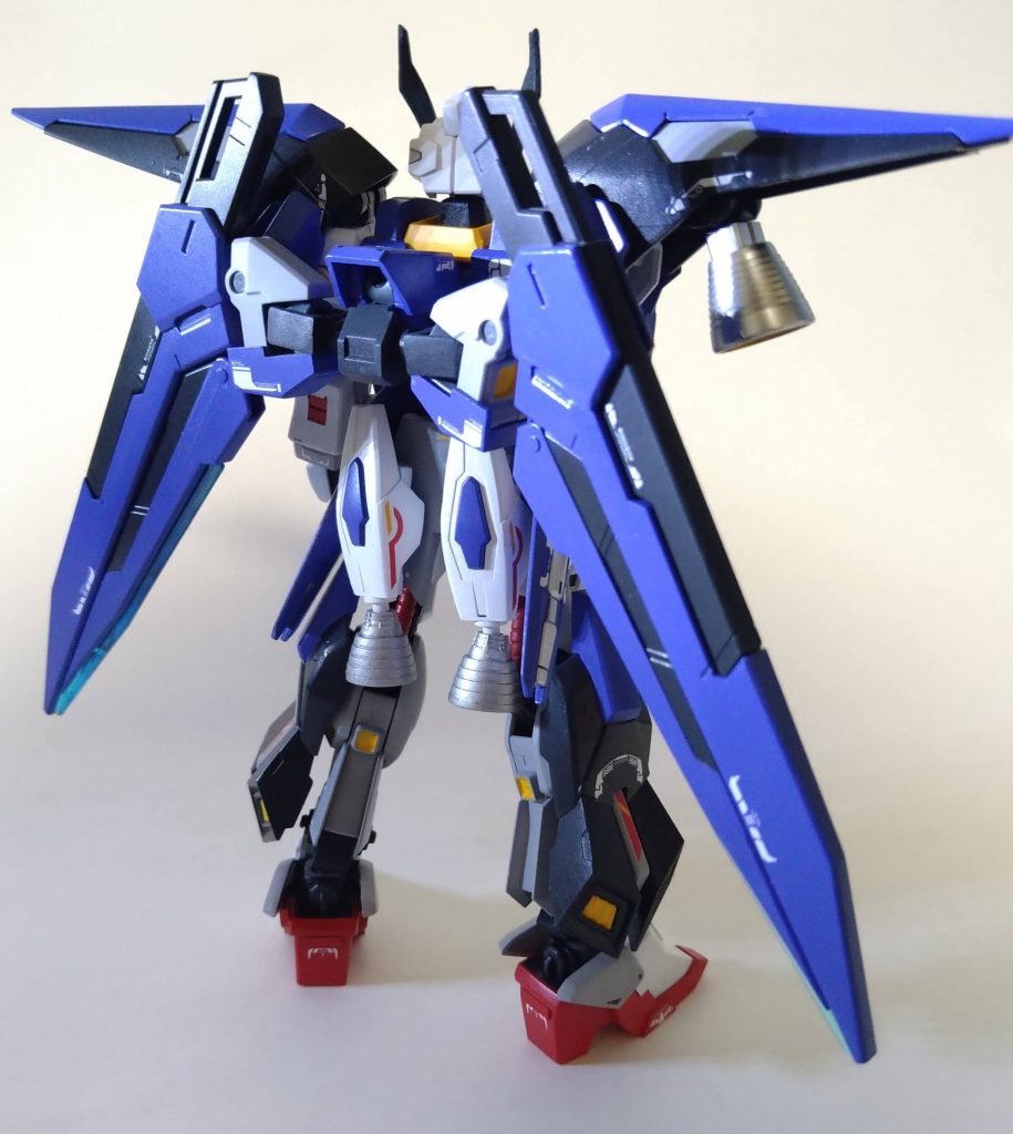 前後から。主に胴部と足の形状をパテで変更、特にフロントアーマーはプラ板などで自作しました。本機はコアファイターを採用して本体側の武装を極力絞った上でコアファイター側の装備換装で汎用性を追求するというコンセプトになっています。本体側の装備