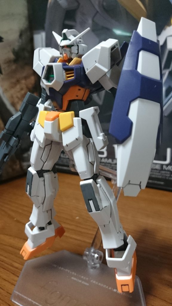 ・ガンダムAGE-I
マグナムカラーっス!
内容は……
・胴体……TRYAGEマグナムの物を使用、バックパックを余剰のAGE-1の物と入れ換えてるっス。
・頭部……アンテナを余剰のAGE-1のアンテナパーツに変更。
・腕・下半身……AGE-1ノーマルの物をそのまま。ただし、股間とスリッパのレッドのパーツはTRYAGEマグナムの余剰のオレンジのパーツと交換。
・シールド……ブルーの「A」の形状のパーツをTRYAGEマグナムの余剰の紺色のパーツと交換。そしてオリジンガンダムリスペクトで盾を上下逆さまに、「A」のパーツを正位置になるように装備っス
こんな感じっス!ちなみにパーツの交換だけで、通常のAGE-1にも戻せるっス