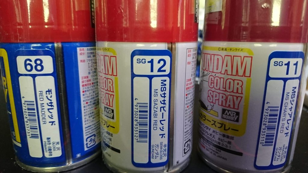 赤の色味が悩みましたが、試し吹きした結果、ガンダムカラーからMSサザビーレッドに、胴等はMSファントムグレーにしました