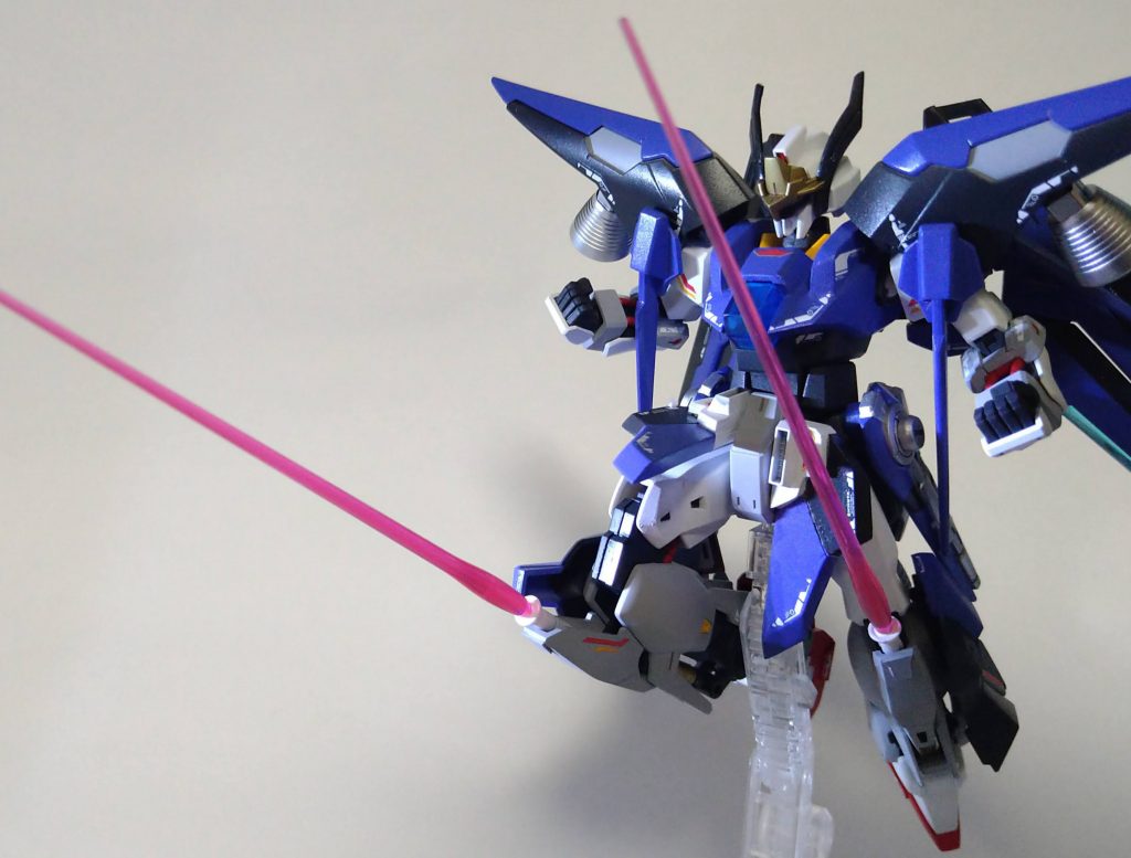 ニーサーベル膝蹴りがとても痛いです。百式のサーベルまんまなので一応取り外して手に持つこともできます。