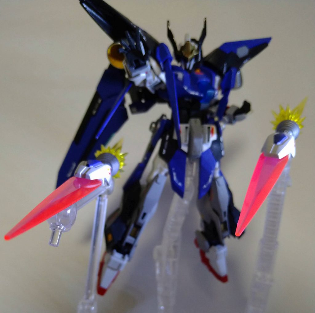 ブレイドビット斬られると超痛いです。こいつをリアアーマーにネオジムで付けたせいで行き場を失ったサーベルが膝に来ました。コアファイターの装備を手に持ったり持たなかったりするので本体側の武装は全て手に持たなくてもいいようになっています。コアファイター